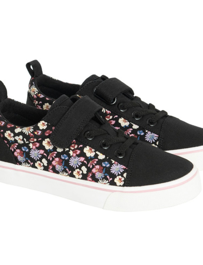 Canvas shoes