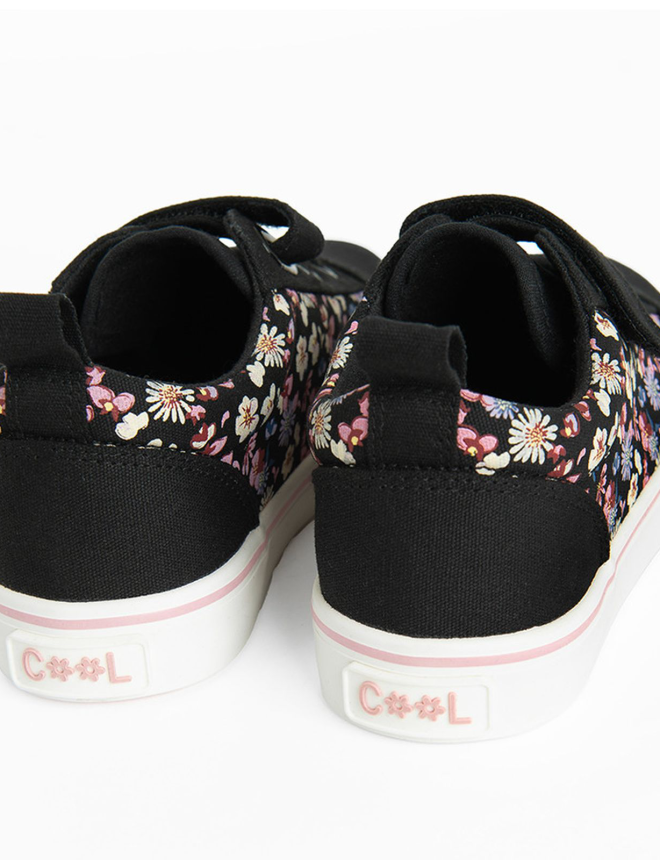Canvas shoes