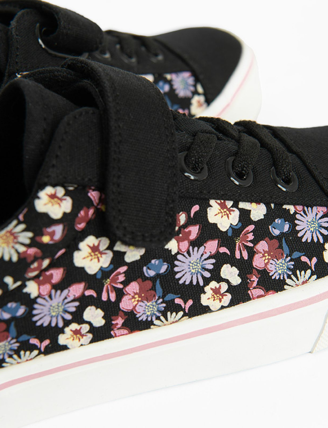 Canvas shoes