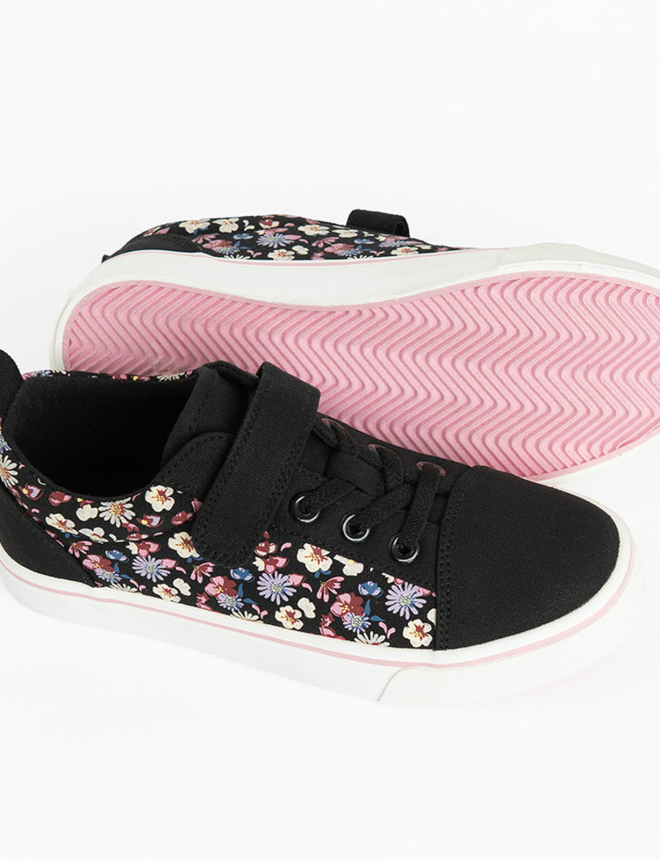 Canvas shoes